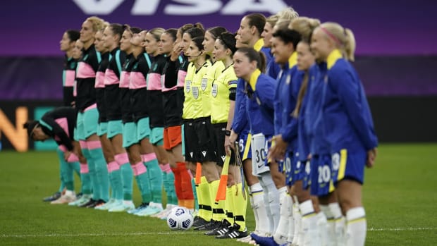 Players from Barcelona and Chelsea pictured lining up before the 2020/21 UEFA Women's Champions League final in Gothenburg, Sweden